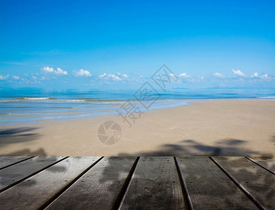 热带海滩旁的木平台休闲场所图片