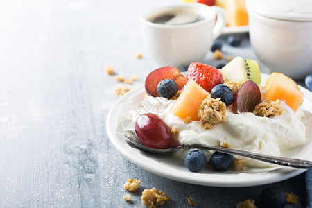 早餐加颗粒的夸克浅木本底水果和浆果背景图片