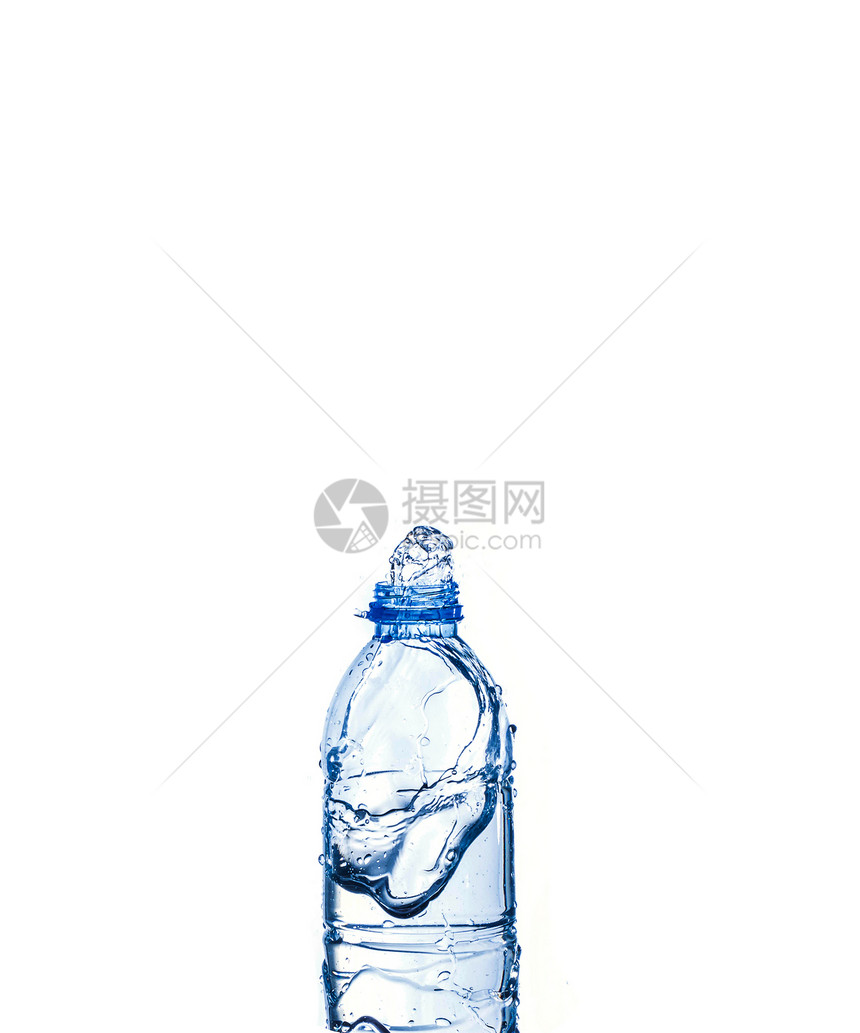 从一个塑料瓶的水溅图片
