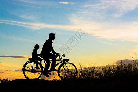 骑自行车的家庭剪影父子图片