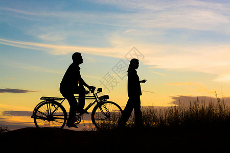 一对夫妇驾驶自行车的图片