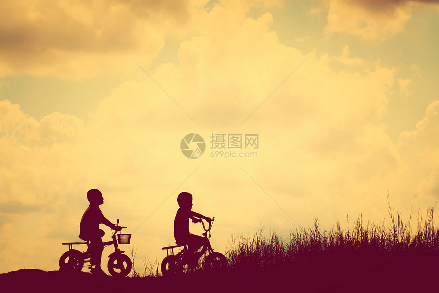 2个小男孩骑图片