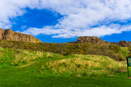 爱丁堡山绿草天际线城市美景高清图片