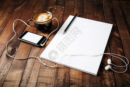老式木桌背景上的空白品牌标识模板空白信笺咖啡杯智能手机铅笔和耳图片