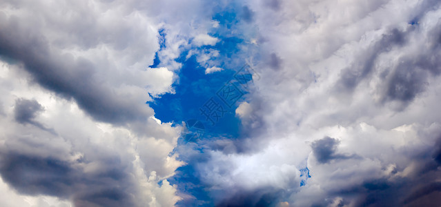 雨前美丽的蓝天空和灰云全景效应PanoramaE图片