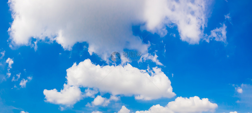 美丽的蓝天和云团全景效果图片