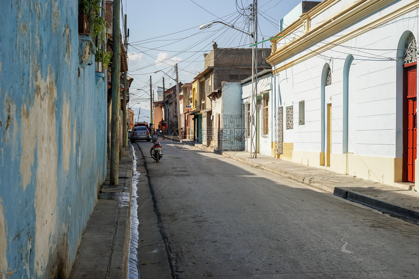古巴第二大城市圣地亚哥市SantiagodeCuba中心街道之一的典型景象图片