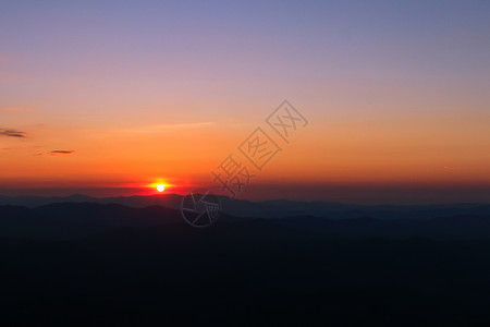 在日落时间的山谷在山顶的日落山图片