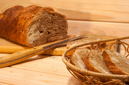 大理石切片小麦木板上的黑麦面包里面有图片