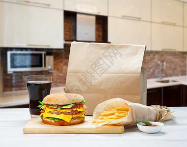 快餐带有copyspace的棕色包装纸包汉堡包图片