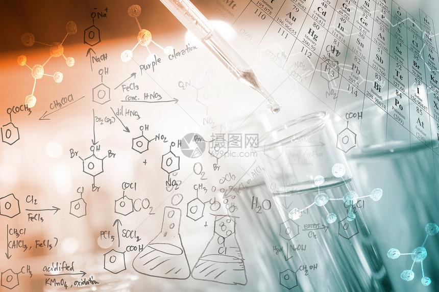 研究人员将透明试剂滴入具有周期表和化学方程式背景的试管中图片