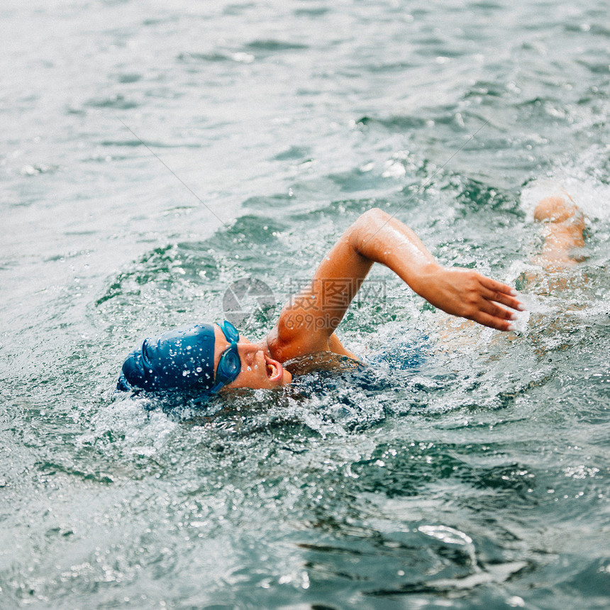 女运动员长距离游泳开放水域游泳图片
