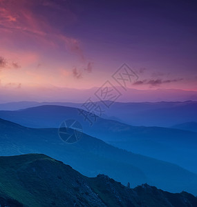 日落时山谷中的山线自然夏季山景图片