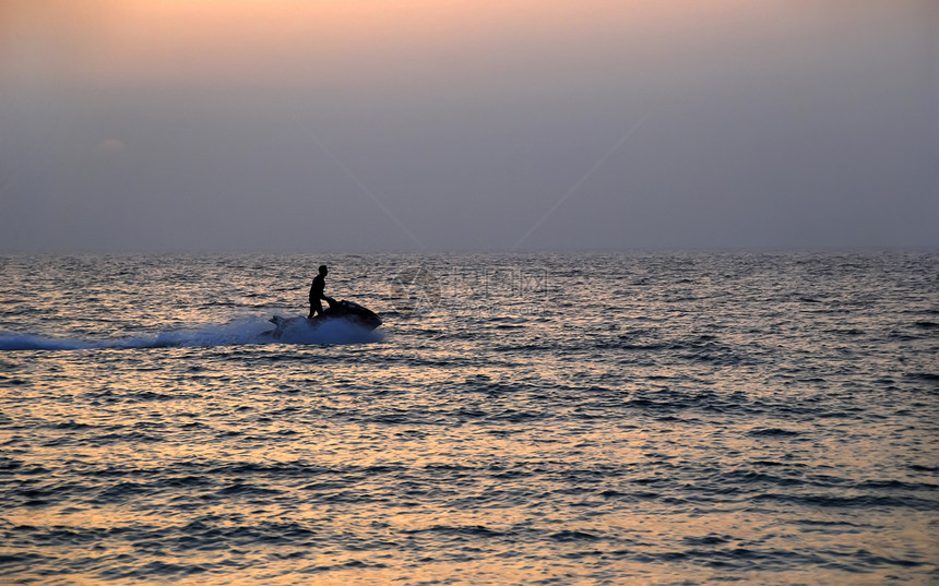日落时骑着水式冲水车喷图片