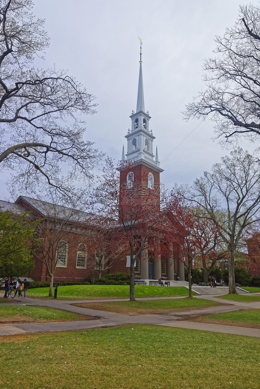 美国马萨诸塞州桥市哈佛大学校园哈佛大学纪念教堂和游客的入口它是为纪念在世界大战中丧生的图片