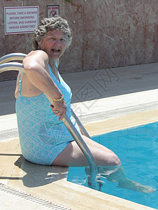 一名年老的养老金领取者在火鸡度假期间进入游泳池图片