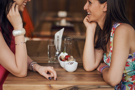 两个女孩在咖啡厅微笑流言闲聊喝咖图片