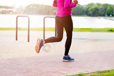 独自在公园跑步的女人健康的生活方式图片
