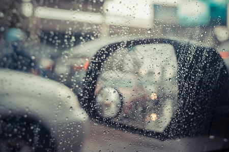 车后视和雨水滴的车侧镜子图片