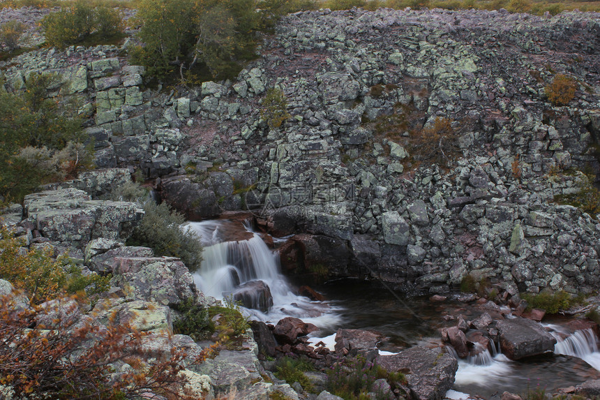 在瑞典达拉尔纳Fulufjallet公园Njupekar瀑布顶端的Rapids照片拍摄时长期接触图片