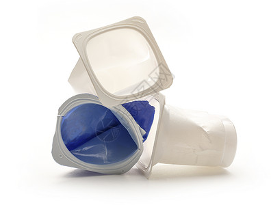 在白色的空压碎的塑料酸奶罐图片