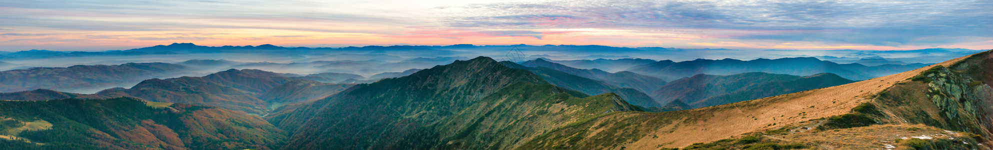 日落时的山景全山上的美丽景色图片