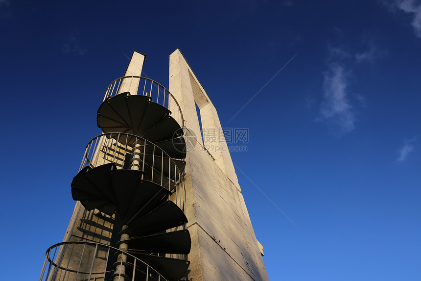 从下面看到螺旋楼梯的望塔由于使用两极分化过滤器图片