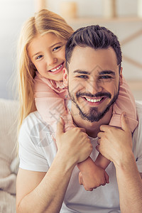 英俊父亲的肖像和他可爱的女儿拥抱图片