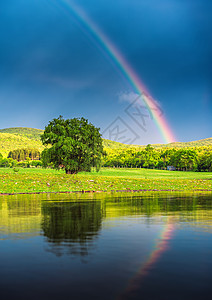 湖面上的彩虹倒映在水中图片