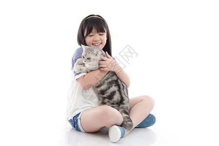 美丽的亚洲女孩与可爱的小猫玩耍在白色背景的白色小背景图片