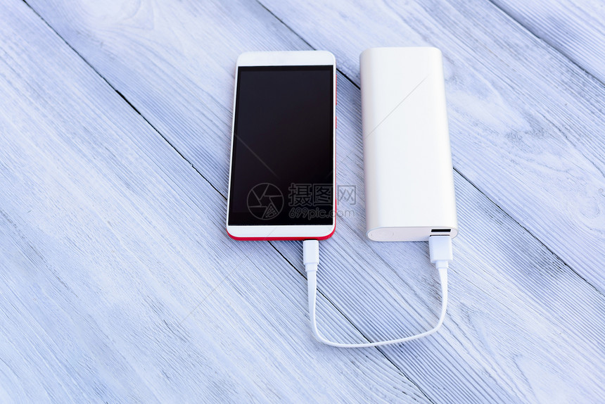 电库充电白色和红色智能手机户图片
