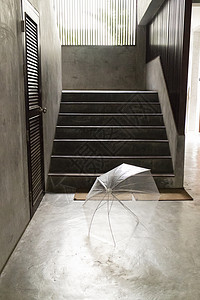 透明伞有水泥楼梯的建图片
