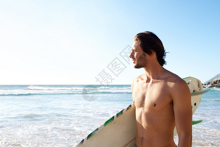 英俊男子在海滩冲浪图片