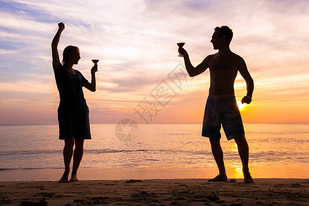 海滩节或和朋友的派对欢乐快的人庆祝人生情侣图片