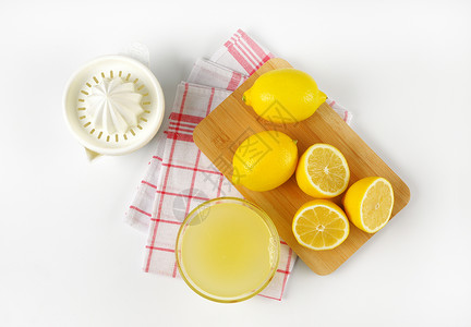 鲜柠檬汁柠檬挤压器和成熟的柠檬图片
