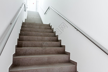 新现代建筑中带金属栏杆的楼梯每个建筑物都必须有紧急楼梯背景图片