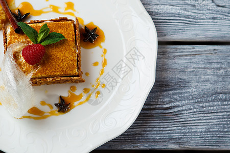 用薄荷叶装饰的蛋糕白板上的新鲜蛋糕桌上的蜂蜜蛋糕餐厅菜单图片