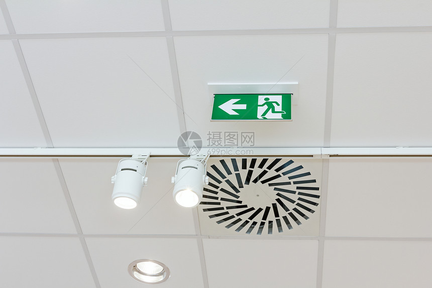 标准国际标志安全出口标志悬挂在现代办公天花板顶上图片