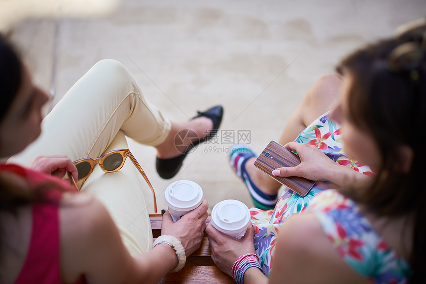 在街上喝咖啡的女孩图片