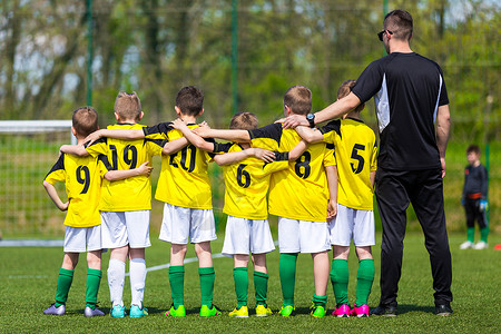 足球队的小男孩们在运动场上团结一致欧洲青年队足球锦标赛期间的图片