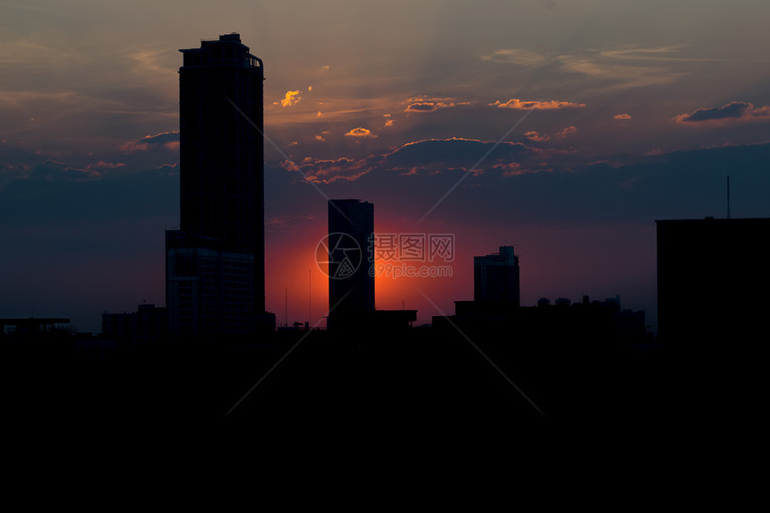 傍晚的天空与日落和城市剪影建筑图片