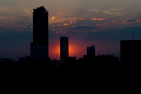 傍晚的天空与日落和城市剪影建筑图片