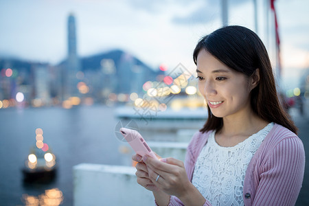 香港大桥上女拥图片