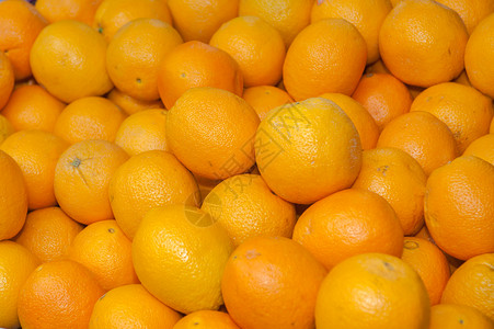 陈列着一堆美味的有机橙子图片