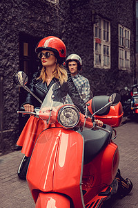 男和女在小镇的摩托车上图片