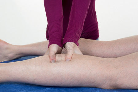 人工按摩人类牛腿肌肉的细图治疗师图片
