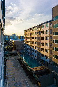 日落时的现代公寓阳台房地产背景图片