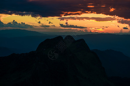 泰国清迈山峰日落夏季景观的多彩云景图片