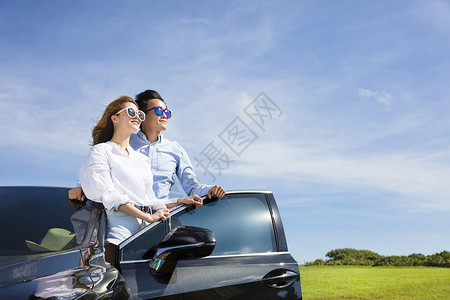 年轻夫妇在汽车旁边站着享受暑图片