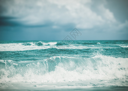 雨季海浪大图片